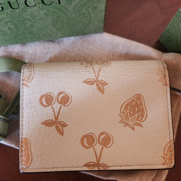 Gucci GG White Berry Marmont Bifold Card Case Wallet - Picture 2 of 9